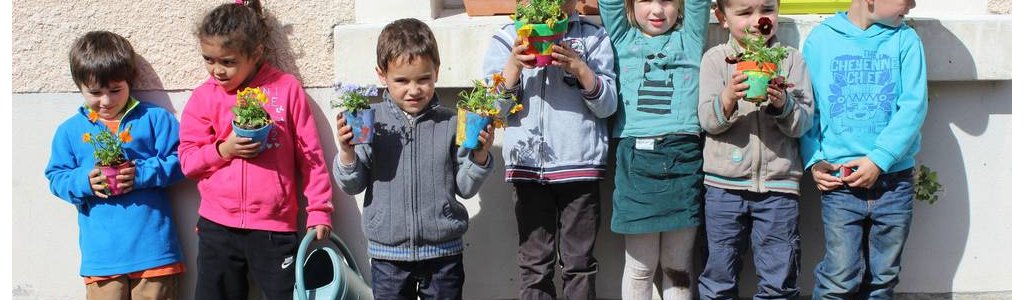 Aux Coccinelles, les enfants plantent leurs petites graines